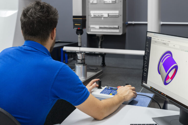 Utilisation du module APC pour le contrôle d'une pièce sur une machine tridimensionnelle.