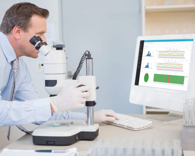 Utente di un laboratorio che utilizza il modulo Ellistat IQC per controllare queste parti
